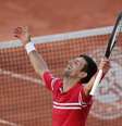 Tenista Novak Djokovic comemora após vencer a final de Roland Garros sobre e grego Stefanos Tsitsipas. 13/6/2021 Serbia's  REUTERS/Benoit Tessier  Foto: Reuters