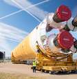 Primeiro estágio do foguete SLS sendo transportado de Nova Orleans para o Mississippi para testes  Foto: NASA / BBC News Brasil