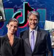 Bonner e Renata entre dois astros do TikTok, Vittor Fernando e Pequena Lo, e as imagens de Carolina Ferraz e Camilla de Lucas no comercial  Foto: Reprodução/Facebook/@jornalnacional e Reproduções/TikTok