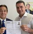 Flávio Bolsonaro mostra sua ficha de filiação ao Patriota; senador entrou para o partido mês passado  Foto: Reprodução/Twitter / Estadão