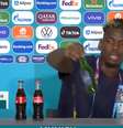 Pogba tira cerveja da bancada de entrevistas em atitude semelhante à de Cristiano Ronaldo  Foto: YouTube / Reprodução