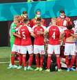 Jogadores aflitos enquanto equipe médica atende Eriksen ainda em campo  Foto: Wolfgang Rattay / Reuters