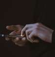 Celulares roubados são porta para fraudes financeiras   Foto: Gilles Lambert/Unsplash / Tecnoblog