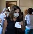 Mulher recebe dose de vacina da AstraZeneca contra Covid-19 no Palácio do Catete no Rio de Janeiro
23/04/2021 REUTERS/Pilar Olivares  Foto: Reuters