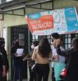 UBS da Avenida Ceci, na zona sul de São Paulo (SP) tem filas de pessoas que vieram se cadastrar para a 'xepa' da vacina contra a Covid-19. Elas serão vacinadas com os imunizantes que sobrarem no final do dia  Foto: Renato S. Cerqueira / Futura Press