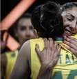 Natália é abraçada por Carol Gattaz em jogo da Seleção Brasileira   Foto: Divulgação / CBV / Estadão Conteúdo