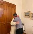 Papa Francisco abraça o chileno Juan Carlos Cruz  Foto: Reprodução/Twitter / Ansa - Brasil