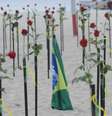  Com quinhentas rosas vermelhas a ONG Rio de Paz em parceria com o Departamento de Informação Pública da ONU (Organizações das Nações Unidas) realizam uma ação neste domingo (20/06), na Praia de Copacabana em memoria as vítimas do Covid-19 no Brasil e em repúdio ao Governo Federal. Uma data em que ultrapassa mais de 500 mil pessoas que tiveram suas vidas interrompidas. 20/06/2021  Foto: Foto: ADRIANO ISHIBASHI/FRAMEPHOTO/FRAMEPHOTO/ESTADÃO CONTEÚDO
