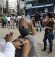 Mulher recebe dose da vacina da AstraZeneca contra Covid-19, em Duque de Caxias (RJ)
21/04/2021
REUTERS/Ricardo Moraes  Foto: Reuters