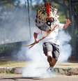 Líder indígena Kretan Kaingang chuta de volta bomba de gás lacrimogêneo lançada pela polícia contra indígenas durante protesto em frente ao Congresso  Foto: Ueslei Marcelino / Reuters