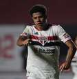Sara saiu de campo lesionado e reclamando com a arbitragem (Foto: Rubens Chiri / saopaulofc.net)  Foto: LANCE!