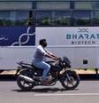 Ônibus da Bharat Biotech estacionado em frente a escritório da empresa em Hyderabad, na Índia
03/07/2020
REUTERS/Stringer  Foto: Reuters