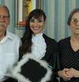 Paola Falceta ao lado dos pais em fotografia de 2017: a morte da mãe fez com que ela criasse associação junto com amigo  Foto: Arquivo pessoal / BBC News Brasil