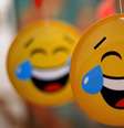 Se você usar esse emoji para rir nas redes sociais, seu interlocutor poderá adivinhar sua idade - jovem, não é  Foto: Getty Images / BBC News Brasil