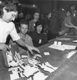 Abertura de urna durante apuração dos votos do primeiro turno das eleições para o governo do Estado de São Paulo de 1990  Foto: Estadão Conteúdo