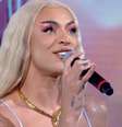 No Twitter, fãs questionaram Pabllo Vittar e a cantora disse que precisou de concentração extra para não soltar ‘piranha’ ao cantar   Foto: Reprodução/TV Globo 