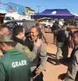 Policiais comemoram após capturar Lázaro  Foto: Reprodução