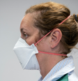 Woman wearing an FFP3 mask  Foto: BBC News Brasil