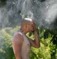 Homem se refresca do calor em Vancouver  Foto: Reuters / BBC News Brasil