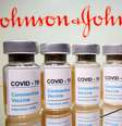 Frascos rotulados como de vacina contra Covid-19 em frente a logo da Johnson & Johnson em foto de ilustração
31/10/2020 REUTERS/Dado Ruvic  Foto: Reuters