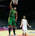 Rafael Hettsheimeir, um dos destaques do Brasil, crava a bola na cesta durante o triunfo sobre a Tunísia  Foto: Antonio Bronic/Reuters