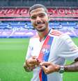 Henrique exibe o uniforme que passará a defender no futebol europeu  Foto: Divulgação/Olympique Lyon