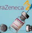 Frascos rotulados como de vacina da AstraZeneca contra Covid-19 em frente ao logo da empresa em foto de ilustração
14/03/2021
REUTERS/Dado Ruvic  Foto: Reuters