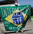 Manifestante com bandeira que defende intervenção no STF e no Congresso durante ato em Brasília
31/05/2020 
REUTERS/Ueslei Marcelino  Foto: Reuters