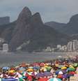 Brasileiros em praia no Rio de Janeiro  Foto: EPA / Ansa - Brasil