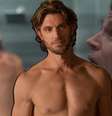 Brad (Adam Demos), à esquerda e ao centro, e Cooper (Mike Vogel): ‘Sex/Life’ explora o velho fetiche sobre o tamanho do dote  Foto: ivulgação/Netflix (Fotomontagem: Blog Sala de TV)