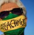 Manifestante em Brasília, em ato durante a apresentação do"superpedido" de impeachment contra Bolsonaro  Foto: Reuters / BBC News Brasil