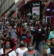 Consumidores fazem compras em rua comercial de São Paulo em meio à disseminação da Covid-19
21/12/2020
REUTERS/Amanda Perobelli  Foto: Reuters