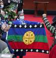 Elisa Loncón segura bandeira durante primeira sessão da Assembleia Constituinte do Chile
04/07/2021 REUTERS/Ivan Alvarado  Foto: Reuters