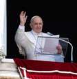 Papa Francisco acena pata fiéis no Vaticano
04/07/2021 Vatican Media/Divulgação via REUTERS  Foto: Reuters