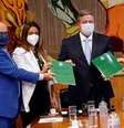 Presidente da Câmara dos Deputados, Arthur Lira, recebe proposta de reforma tributária do governo das mãos dos ministros Paulo Guedes (Economia), Flávia Arruda (Secretaria de Governo) e Luiz Eduardo Ramos (Casa Civil)
25/06/2021 REUTERS/Adriano Machado  Foto: Reuters