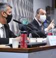 Pela primeira vez, Omar Aziz (centro) determinou prisão de depoente: Roberto Dias (esq), ex-diretor de Logística do Ministério da Saúde  Foto: Agência Senado / BBC News Brasil