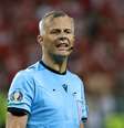 Björn Kuipers em ação durante o jogo entre Dinamarca e República Checa nesta Eurocopa  Foto: Valentyn Ogirenko/Reuters