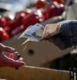 Vendedor devolve notas de rublo a consumidor em mercado de rua de Omsk, na Rússia
31/03/2021
REUTERS/Alexey Malgavko  Foto: Reuters
