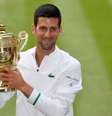 Novak Djokovic posa para foto ao lado do troféu de Wimbledon após conquistar o Grand Slam britânico em Londres
11/07/2021 REUTERS/Toby Melville  Foto: Reuters