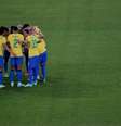 Jogadores da Seleção Brasileira conversam antes de decisão  Foto: Henry Romero / Reuters