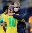 Tite consola Neymar após a derrota do Brasil para a Argentina  Foto: Ricardo Moraes / Reuters