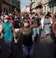 Manifestantes gritam slogans contra o governo cubano durante protesto em Havana
11/07/2021 REUTERS/Alexandre Meneghini  Foto: Reuters