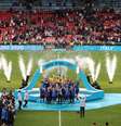 Jogadores da seleção da Itália comemoram conquista da Eurocopa com troféu no pódio em Wembley
11/07/2021 Pool via REUTERS/Catherine Ivill  Foto: Reuters