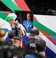 Chiellini desce do ônibus com o título da Eurocopa  Foto: Alberto Lingria / Reuters