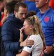 Harry Kane consola a sua esposa após a derrota da Inglaterra na final da Eurocopa  Foto: Carl Recine/Reuters
