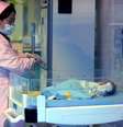 Na China, sequestro de bebês é um problema há décadas. Na foto, enfermeira cuida de bebê resgatado em Sichuan, 2012  Foto: Getty Images / BBC News Brasil