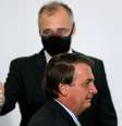 Presidente Jair Bolsonaro em primeiro plano; ao fundo, o AGU André Mendonça 
09/12/2020
REUTERS/Ueslei Marcelino  Foto: Reuters