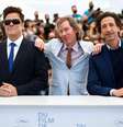 Diretor Wes Anderson e atores Benicio Del Toro e Adrien Brody posam em Cannes
 13/7/2021    REUTERS/Johanna Geron  Foto: Reuters