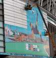 Trabalhadores removem cartaz promocional da Eurocopa em Wembley um dia após a decisão entre Inglaterra e Itália  Foto: Peter Nicholls/Reuters