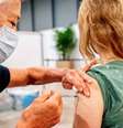 Fabricantes de vacinas como a Biontech-Pfizer já estão desenvolvendo novas versões  mais eficazes contra a variante delta  Foto: DW / Deutsche Welle